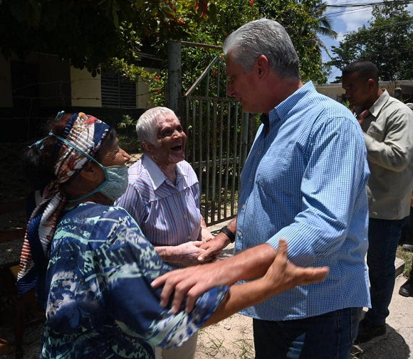 Al mediodía de este viernes el presidente de #Cuba 🇨🇺 <a href="/DiazCanelB/">Miguel Díaz-Canel Bermúdez</a> llegó al municipio Jiguaní, en Granma, territorio oriental de los más afectados por las lluvias. 🌧️👉acortar.link/BHGHSx