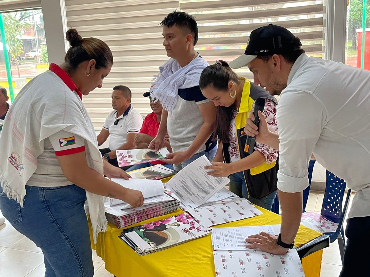 En Cumaribo (Vichada), la Superintendencia de Notariado y Registro realizó la entrega de 75 títulos de propiedad. 🇨🇴🙋🏿‍♀️🙋🏽‍♂️

Los beneficiados, que se transformaron en #LegalmentePropietarios, fueron:

4️⃣5️⃣ mujeres
3️⃣0️⃣ hombres 

Agradecemos el apoyo y acompañamiento de la Alcaldía.