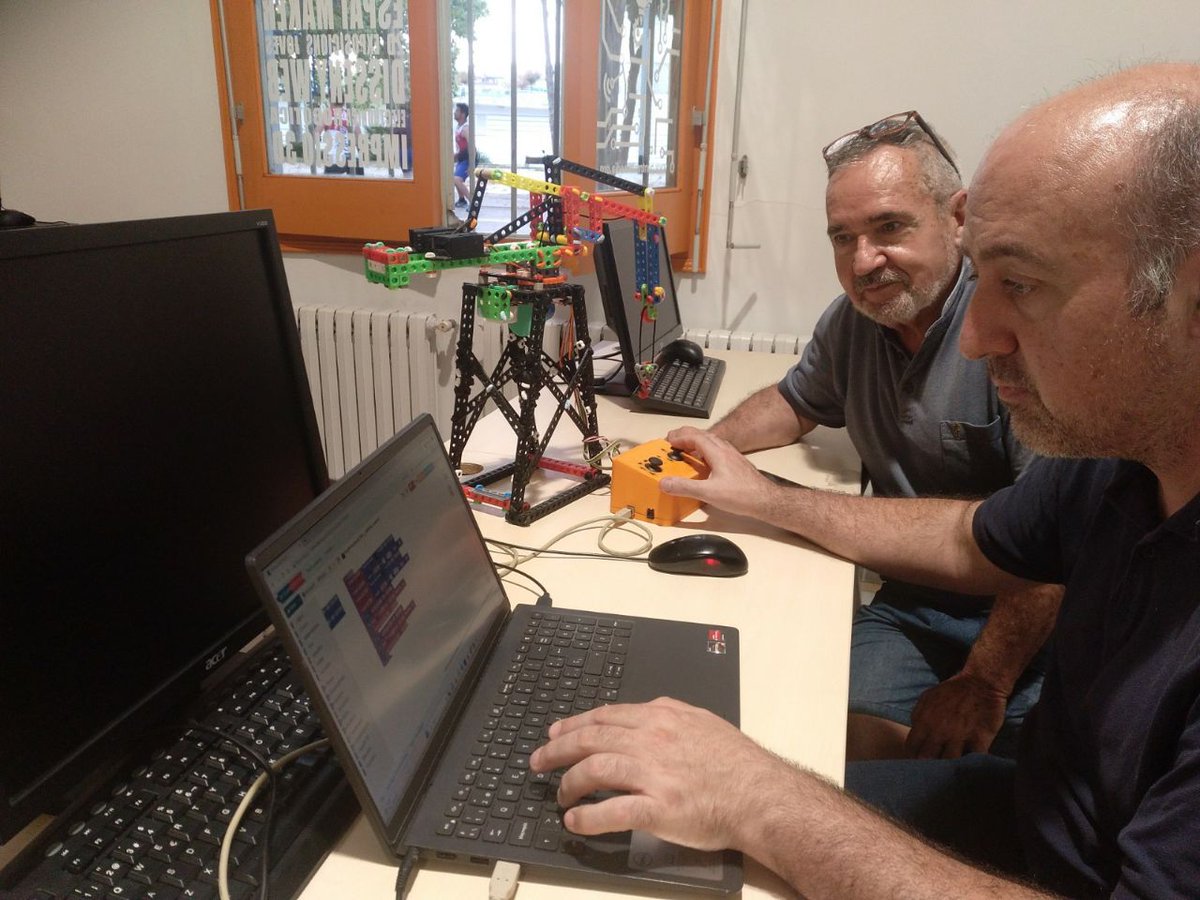 Jordi Mayne (@jordimayne) on Twitter photo Avui en el FAB casa del mig de Barcelona @Puntmultimedia en Ricart Gomez m'ha trobat nyaps en la meva programació amb <a href="/arduinoblocks/">arduinoblocks</a>, una rutina em feia anar malament l'altre, però, l'experiencia d'en Ricart ha trobat com resoldra. Demà en el #ScratchEdMeetup veureu el resultat. Avui en el FAB casa del mig de Barcelona @Puntmultimedia en Ricart Gomez m'ha trobat nyaps en la meva programació amb <a href="/arduinoblocks/">arduinoblocks</a>, una rutina em feia anar malament l'altre, però, l'experiencia d'en Ricart ha trobat com resoldra. Demà en el #ScratchEdMeetup veureu el resultat.