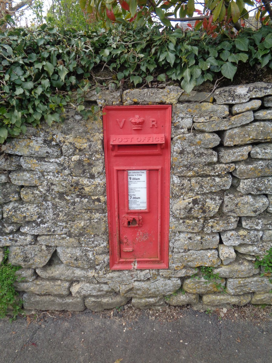 A V👑R wall box found in a lovely old wall in the hamlet of Achurch Northamptonshire. Have a super #PostboxSaturday all. ✉📭