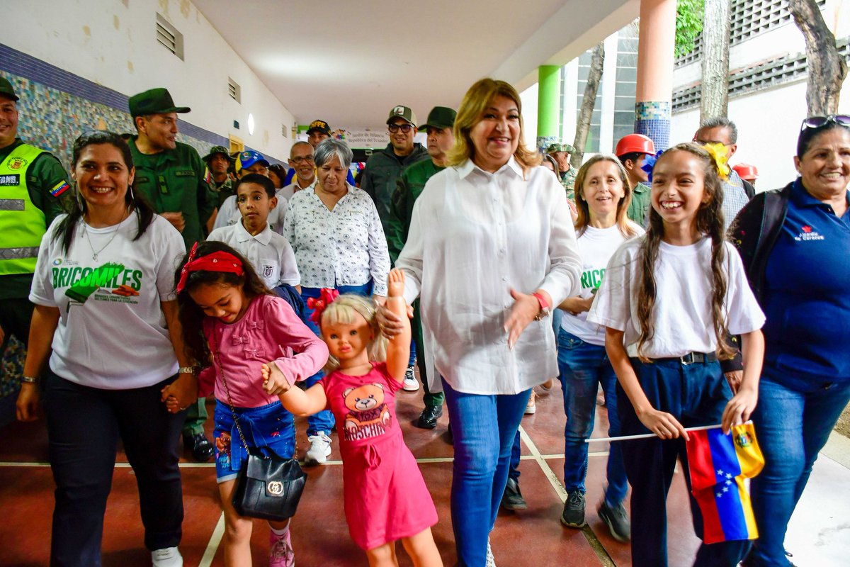 De la mano de nuestro Conductor de Victorias <a href="/NicolasMaduro/">Nicolás Maduro</a>, seguiremos garantizando todas las condiciones necesarias para que nuestra muchachada siga adelante, estudiando y obteniendo un aprendizaje significativo para su futuro y el de la Patria. 

<a href="/MPPEDUCACION/">MPPEDUCACION</a>