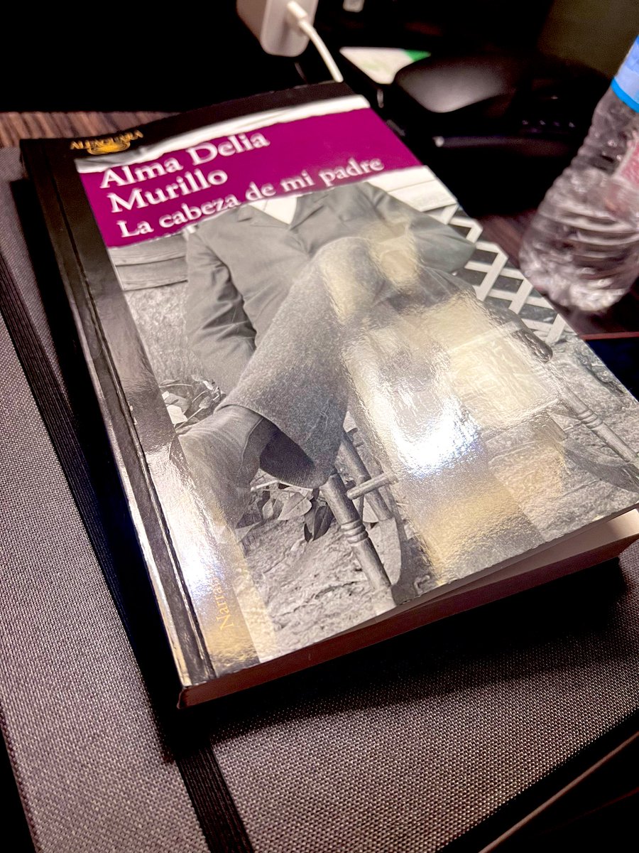 zayonari's tweet photo. Me lo traje de viaje @AlmaDeliaMC para comenzarlo y se me rodaron las lagrimas en el avión 😯 que bárbara. Hay temas difíciles de leer pero está visto que me encanta la sufridera –qué le vamos a hacer. https://t.co/aNc1v3o4bW
