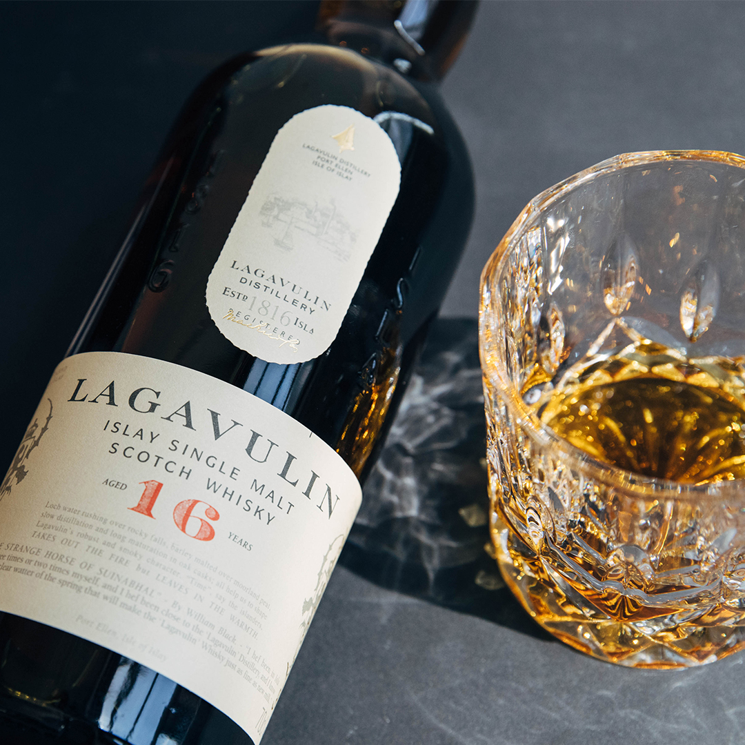 MasterOfMalt's tweet image. Is your dad a classy guy? Then get him a classic whisky for Father&apos;s Day – we&apos;re talking @lagavulin 16 Year Old of course. You can&apos;t go wrong with this Islay stunner.

masterofmalt.com/whiskies/lagav…