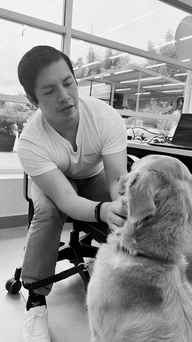 danficoxx's tweet image. #PetsAtWork en la oficina 〽️ Junto a la hija de mi jefe 🐶