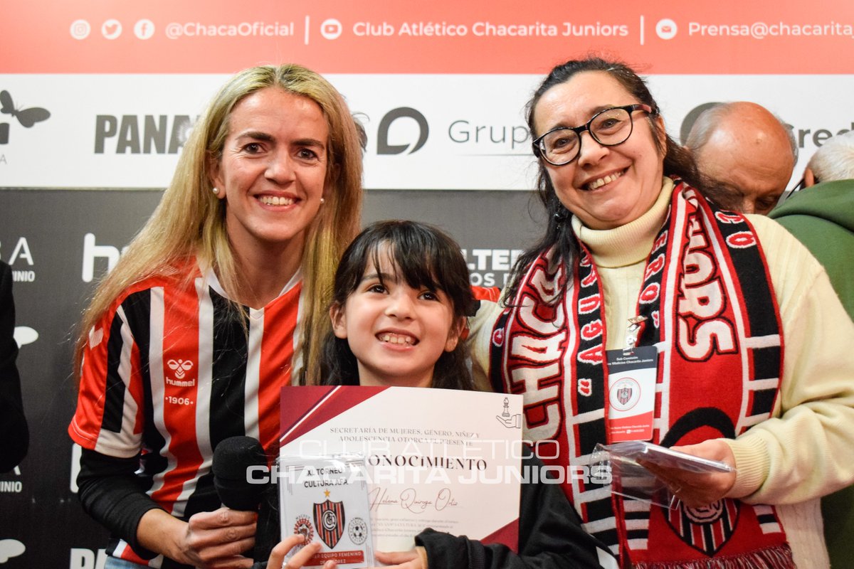 CulturaCAChJrs's tweet photo. ♟️ #Ajedrez | XV Copa #CulturaAFA 2023

La @ChacaSecGenero  junto a @ChacaMacfut  homenajearon a nuestro equipo de #AjedrezChacarita femenino durante la disputa de la XV Copa @CulturaAFA  2023 disputada en nuestro Estadio de @chacaoficial

#CulturaChaca 🇾🇪⬇️ https://t.co/tsoCXdUqOm