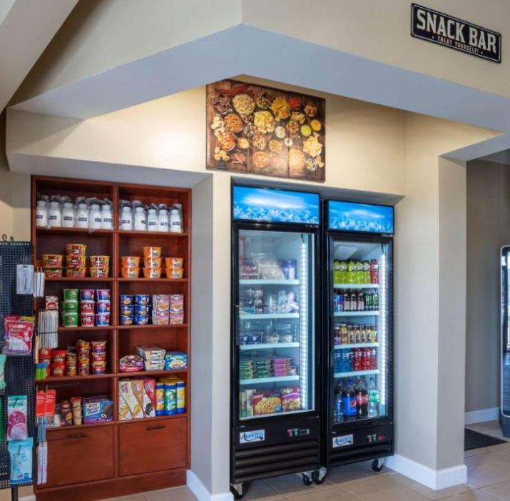 lakelandhotel's tweet image. We&apos;ve added the convenience of the Travelodge Market to ensure all our guests can easily access a quick and easy frozen meal, snacks, drinks, or common over-the-counter medications.  Let us know what we should add!
#travelodgemarket #hotelconvenience #howcanwehelpyou