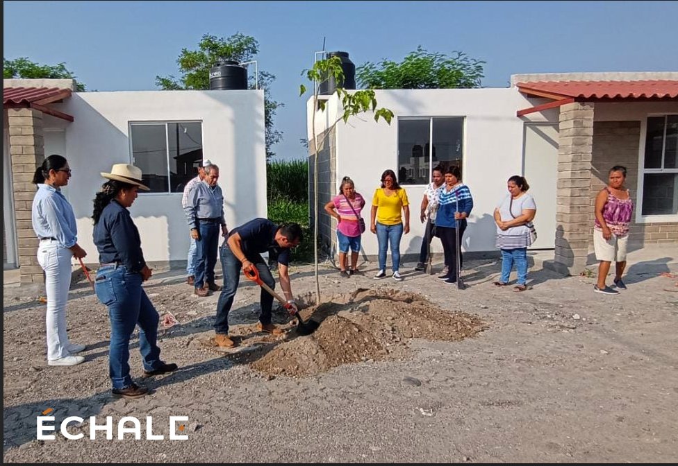 Esta mañana el Director de Operaciones de ÉCHALE <a href="/ivanramirezf/">Ivan Ramírez</a> y el presidente municipal de #Jojutla #Morelos <a href="/juanangel_fb/">Juan Angel Flores Bustamante</a> junto a diferentes familias plantaron arboles de guayacan en la #comunidad que será entregada a 90 familias próximamente. 🏘🧡 #PasiónÉchale