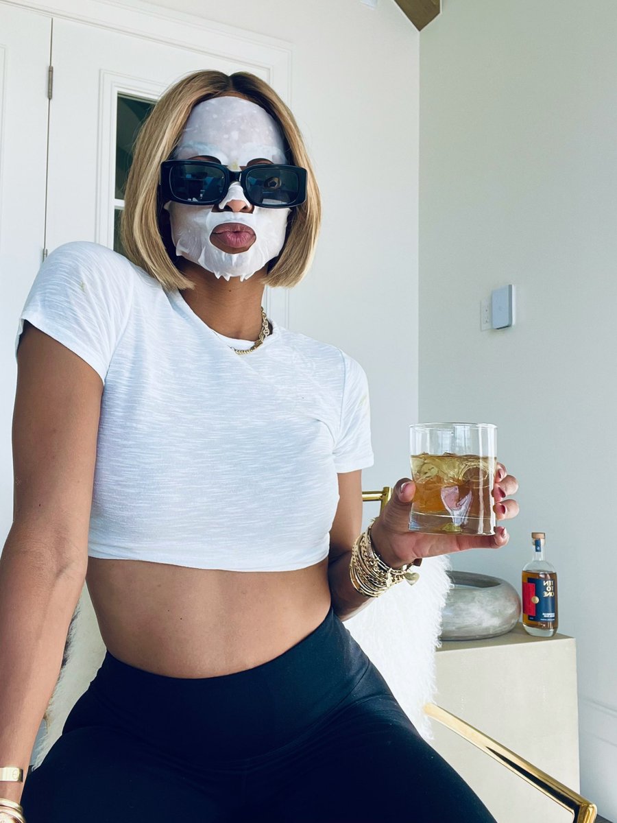 ciara's tweet photo. Friday Vibes! Let’s get it. #TenToOne 😏 https://t.co/t16C09CypX