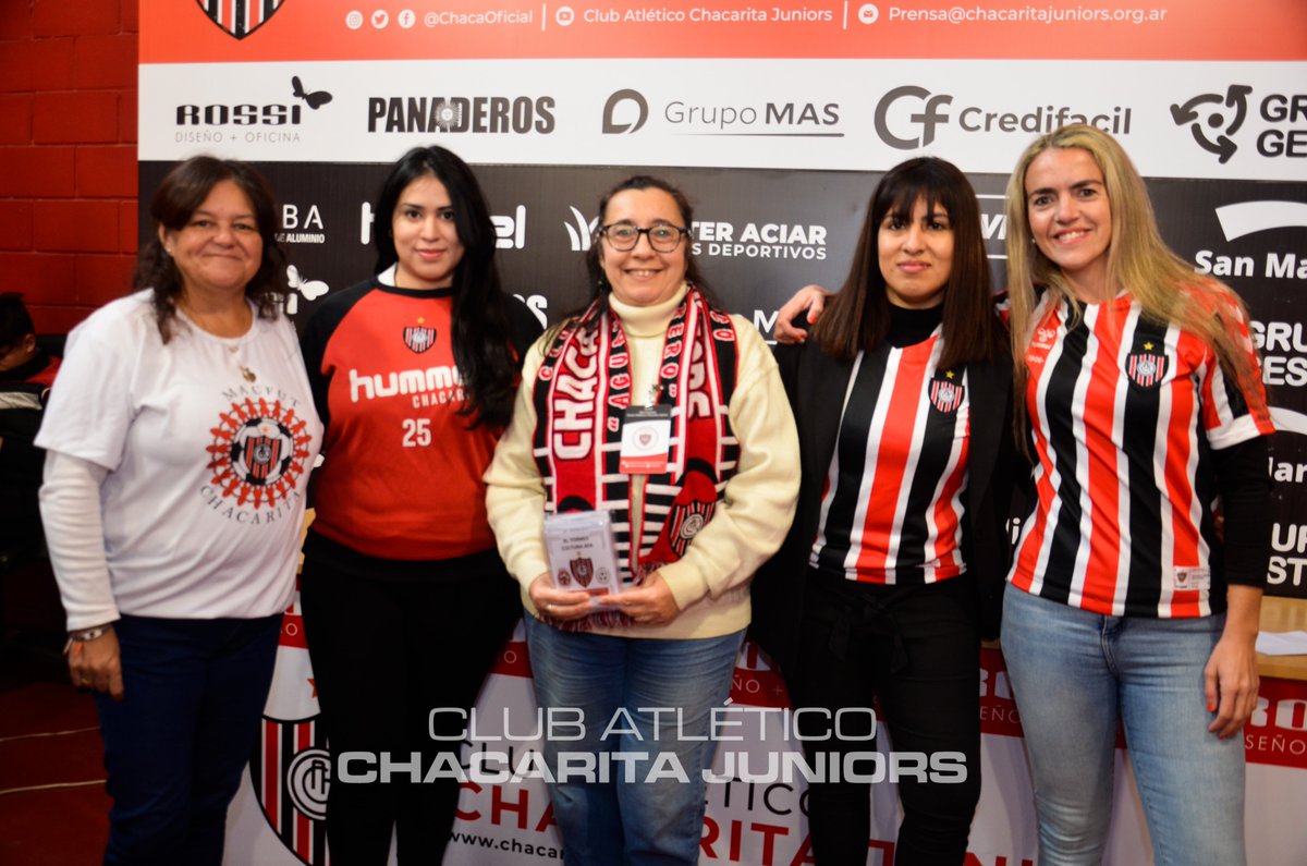 CulturaCAChJrs's tweet photo. ♟️ #Ajedrez | XV Copa #CulturaAFA 2023

La @ChacaSecGenero  junto a @ChacaMacfut  homenajearon a nuestro equipo de #AjedrezChacarita femenino durante la disputa de la XV Copa @CulturaAFA  2023 disputada en nuestro Estadio de @chacaoficial

#CulturaChaca 🇾🇪⬇️ https://t.co/tsoCXdUqOm