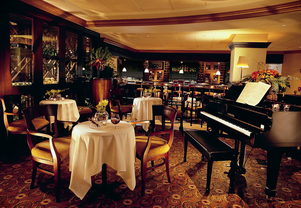 PeabodyMemphis's tweet photo. Every Friday evening, visit the Lobby Bar for Happy Hour and a complimentary live performance by Julia Magness with musical accompaniment.
https://t.co/sNYk5eLr3p
#CornerBar #ThePeabodyMemphis #HappyHourMemphis
#TheCornerBar #LiveMusicMemphis #ThePeabodyMemphis https://t.co/tQYHosMEbK