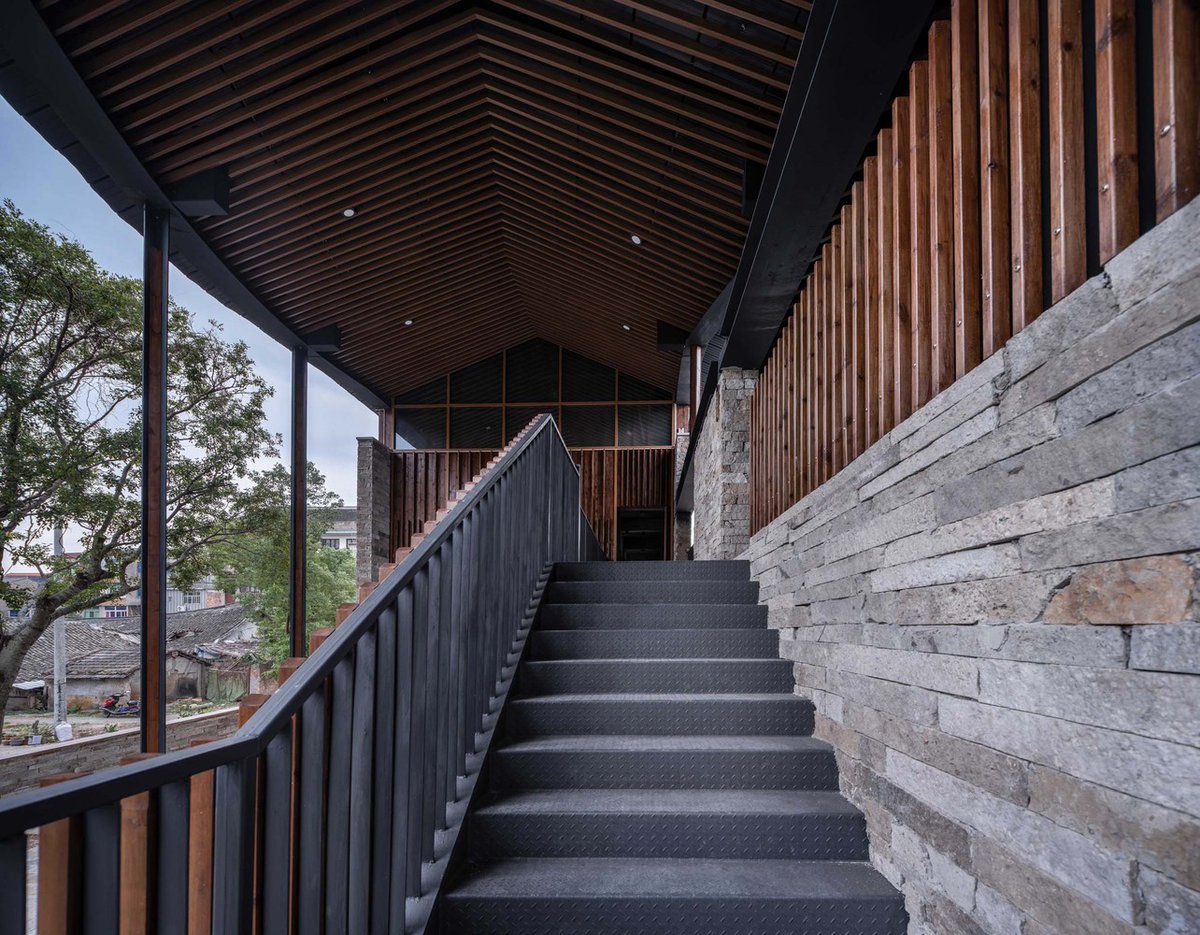 This metal stairway is lined by appealing stone bricks. #archidaily #design  cpix.me/a/171737126