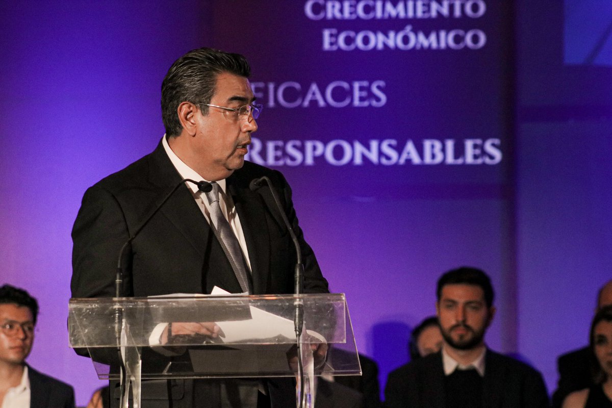 CANACOPUEBLA1's tweet photo. #TomadeProtesta Durante la ceremonia, gobierno 
 e IP refrendaron compromiso para impulsar la actividad económica, promoviendo inversión y creando más fuentes de empleo con alto sentido de responsabilidad hacia la sociedad, y una visión crecimiento y competitividad para Puebla https://t.co/NW5ybqkmNt