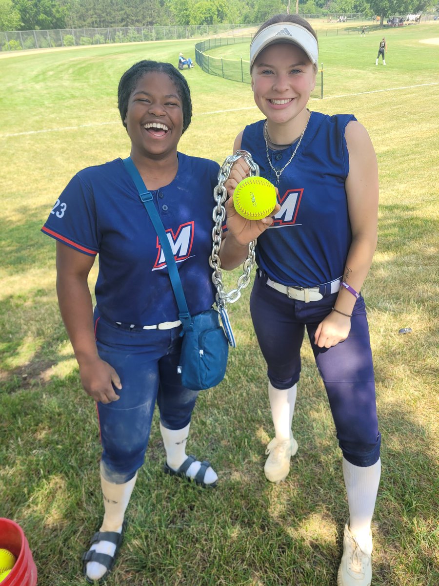 Three run shot for @ZariyaAnderson followed by a 3 run bomb for @natalievitek23 later that game! Way to bring the power!
