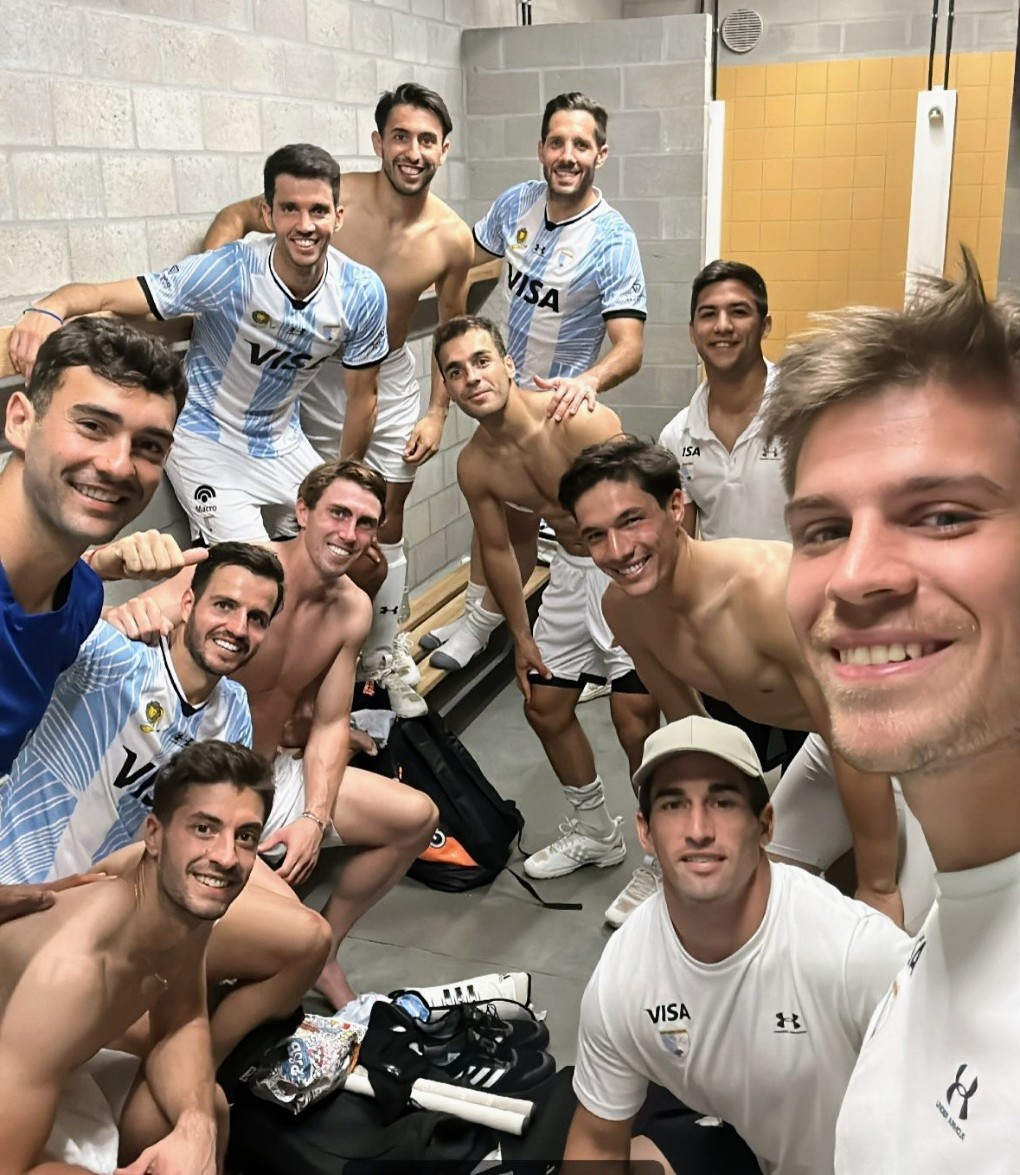 Los Leones empezaron perdiendo al minuto con Nueva Zelanda, pero lo dieron vuelta con cuatro goles de Tomi Domene (tres de corto), uno de Lucas Martínez y otro de Agustín Bugallo: así ganaron 6-1 su primer partido de la Pro League en Amberes. A terminar igual el lunes. #Hockey