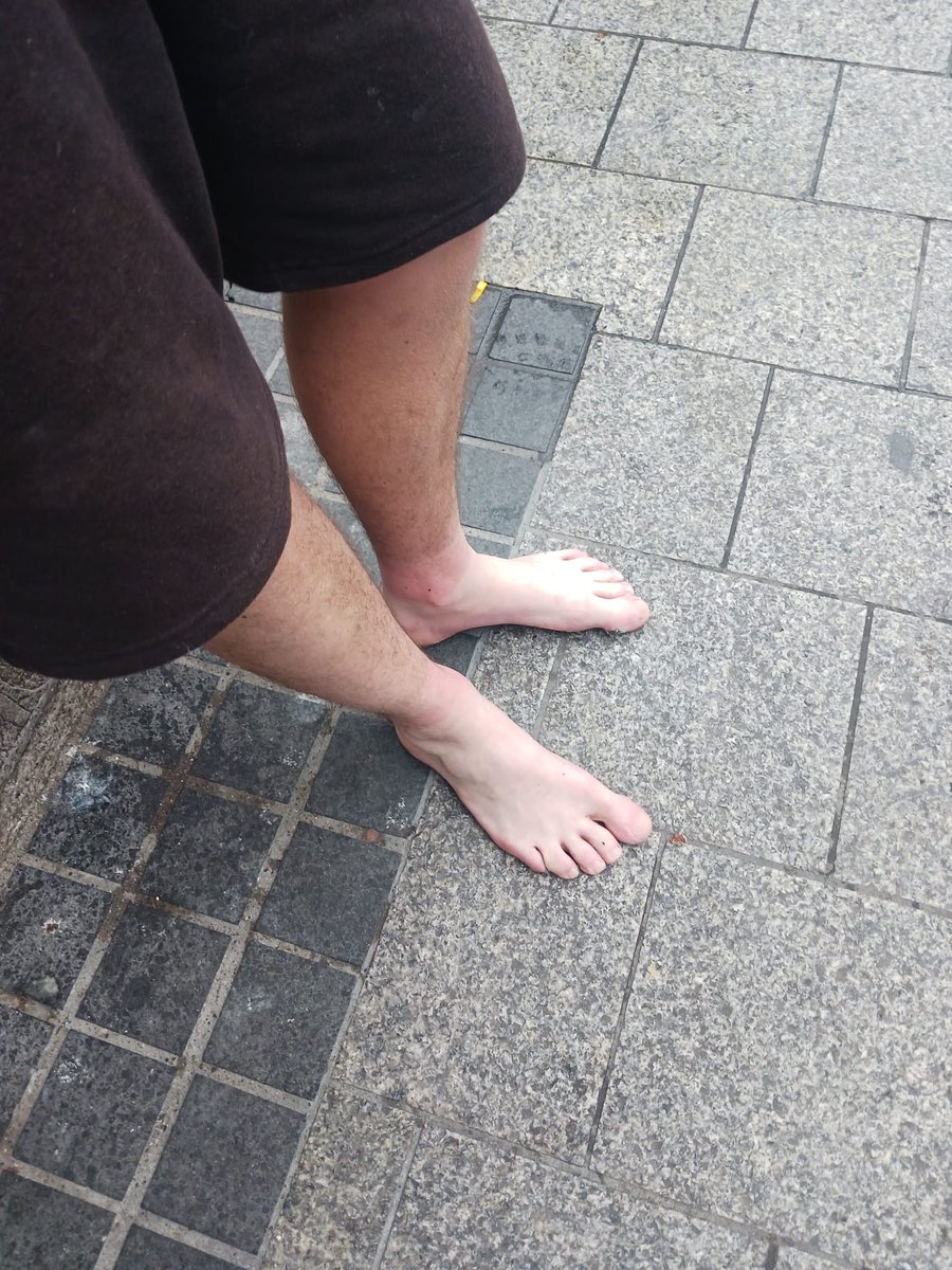 Msoe_Dublin's tweet image. This evening, before we had even set up for the soup run, our founder was greeted with an extremely distressing encounter. In the middle of O'Connell street a man who had cold, sore, red, and blistered feet approached and he began explaing how his shoes had been stolen whilst he…