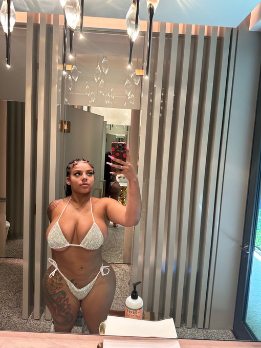 meet me in the bathroom 🫣 https://t.co/tI3rJINQVi