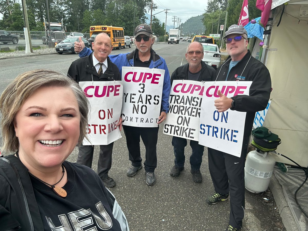 BNederpel's tweet image. Stopped to see my @FVTransitStrike friends in #Chilliwack to share how our members working in healthcare depend on public transit but also know the impacts of privatization on workers. We stand with  @CUPEBC!  #WeNeedALift #bcpoli #canlab #bclab #fairdeal