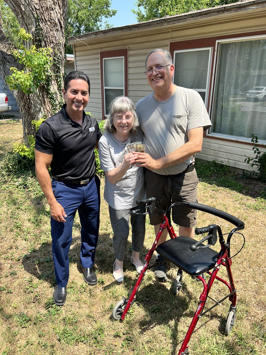 ryanwolf's tweet photo. What a great surprise for this Terrell Hills neighbor. Then he did something nobody expected. #CashForKindness airs next Wednesday at 9 @KABBFOX29 https://t.co/SwpmuZZcpz