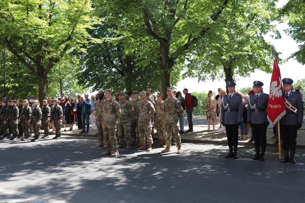 #Troopers from 1-5 CAV 'Black Knights' participated in the Polish Veterans Day Parade in Szczecin, Poland.

#LiveTheLegend | #FirstTeam | #StrongerTogether | #WeAreNato | #BeAllYouCanBe | @iii_corps | @NATO | @4thInfDiv | @US_EUCOM | @FORSCOM | @USArmy