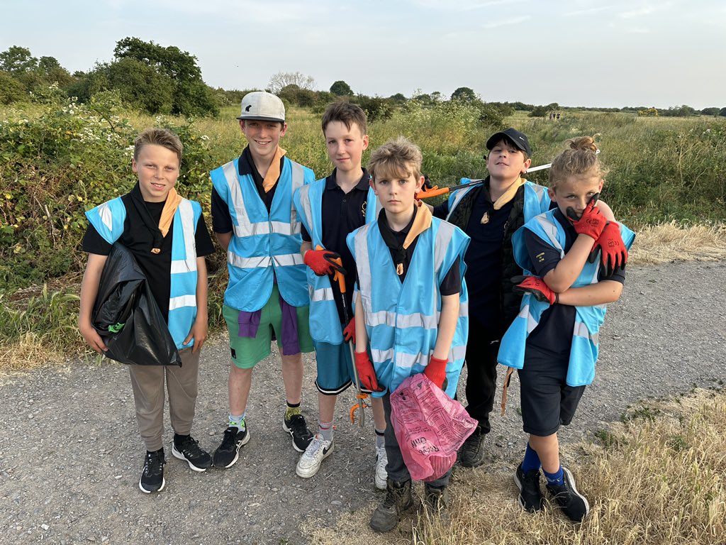3rdChalkwellBay's tweet photo. The #SeaScouts have been out helping tidy up our town tonight, doing a litter sweep on #TwoTreeIsland. Between them they collected 26 bags of rubbish, totalling 70kg! Not bad for one evening. 

#Scouts #Community #SkillsForLife #LeighOnSea #SouthendOnSea #Environment https://t.co/2ho9UlJB2Q