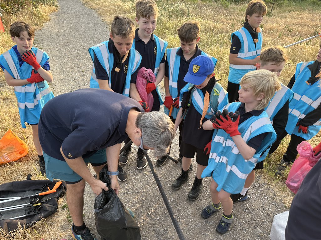 3rdChalkwellBay's tweet photo. The #SeaScouts have been out helping tidy up our town tonight, doing a litter sweep on #TwoTreeIsland. Between them they collected 26 bags of rubbish, totalling 70kg! Not bad for one evening. 

#Scouts #Community #SkillsForLife #LeighOnSea #SouthendOnSea #Environment https://t.co/2ho9UlJB2Q