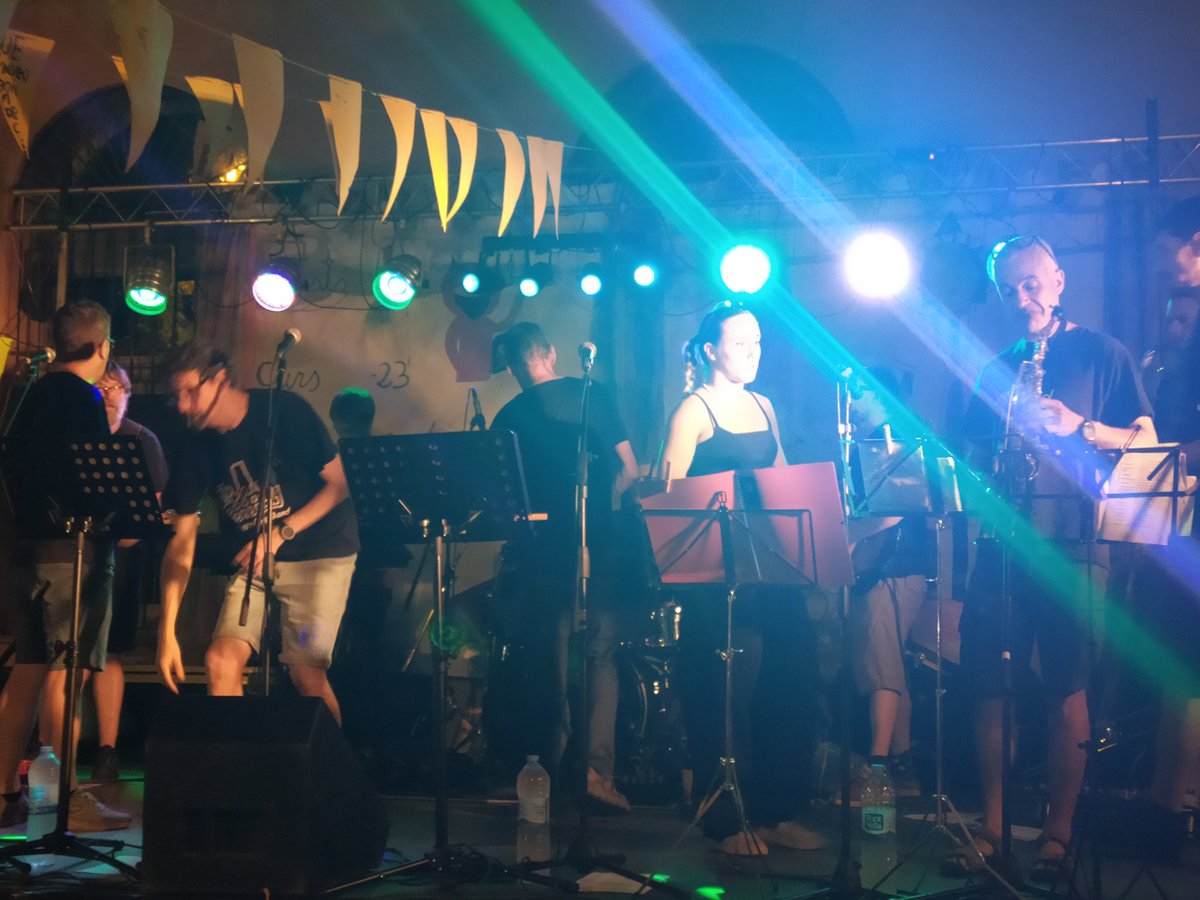 50Farre's tweet photo. La bateria de l,escola de música FARRÉ preparada per col.laborar aquest vespre a la festa de @AfaBarrufet @EscolaBarrufet .
Sonarà encara millor😉
💪 https://t.co/SYZFM5w0zB