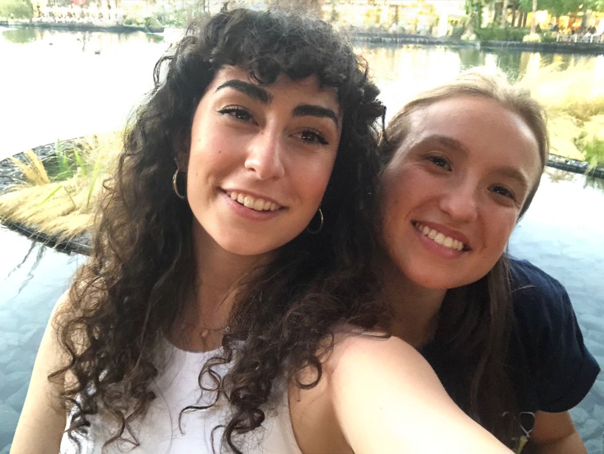 pilarpascal98's tweet photo. pues mis amigas y yo la verdad 
(a @Silviamadrid47  no me deja etiquetarla pero aquí está que es la mejor 🌺) https://t.co/O5ldmwPwMD