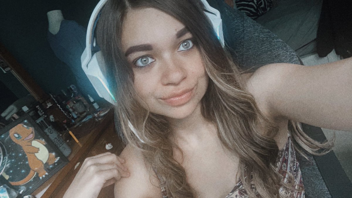 I’m live!

Playing #DeadbyDaylight and enjoying my Friday!💗Come on out and chat!

Follower Goal 3000/3500! 

#TwitchSmallStreamers #SmallStreamerCommunity #SupportSmallerStreamers 

Twitch.tv/lexxicharms