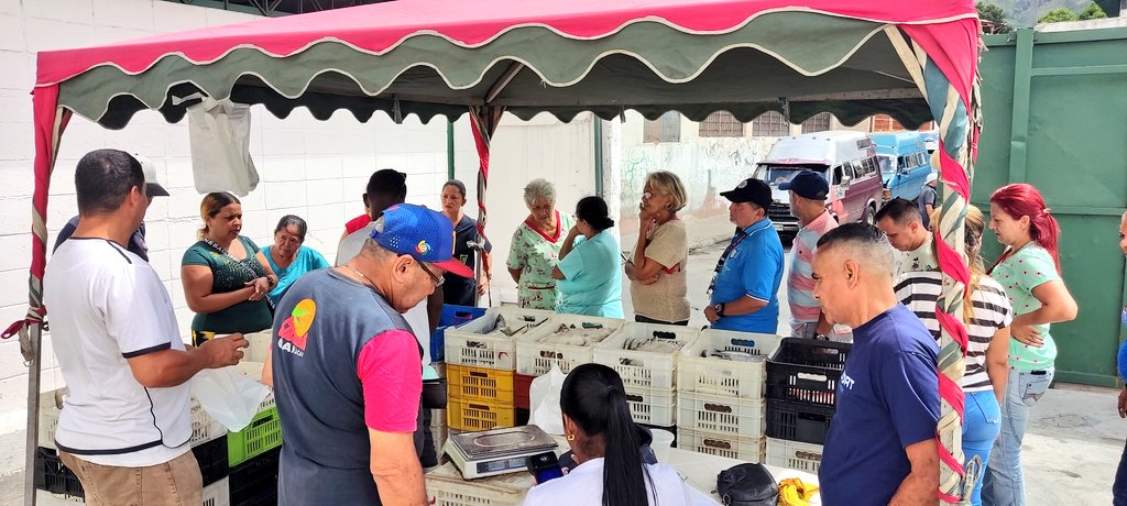 Hoy realizamos una Jornada Social para beneficio de los maestros, administrativos, obreros, representantes y comunidad de nuestra Escuela Anexa Miguel Antonio Caro
#PorAmorAMiMaestro
<a href="/NicolasMaduro/">Nicolás Maduro</a>
<a href="/_LaAvanzadora/">Yelitze Santaella</a> <a href="/MPPEDUCACION/">MPPEDUCACION</a>
<a href="/gracielamarilis/">Graciela Rapisarda</a> @CDCECaracas
#NoMásAgresiónYankee