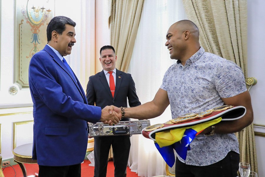 Es un honor recibir el Cinturón Honorífico, nada más y nada menos que de las propias manos de un Campeón del Boxeo, Albert Ramírez. ¡Gracias Muchacho! A seguir cosechando victorias para Venezuela.
