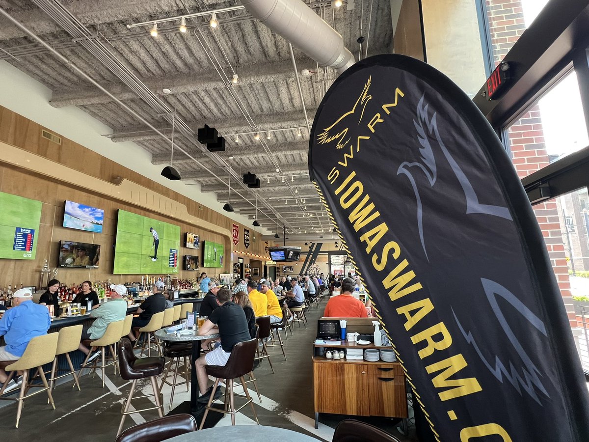 Havin’ a good time at @iowaathletic with @ExileBrewingCo. 

#SWARMgoldenale | #iowahawkeyes