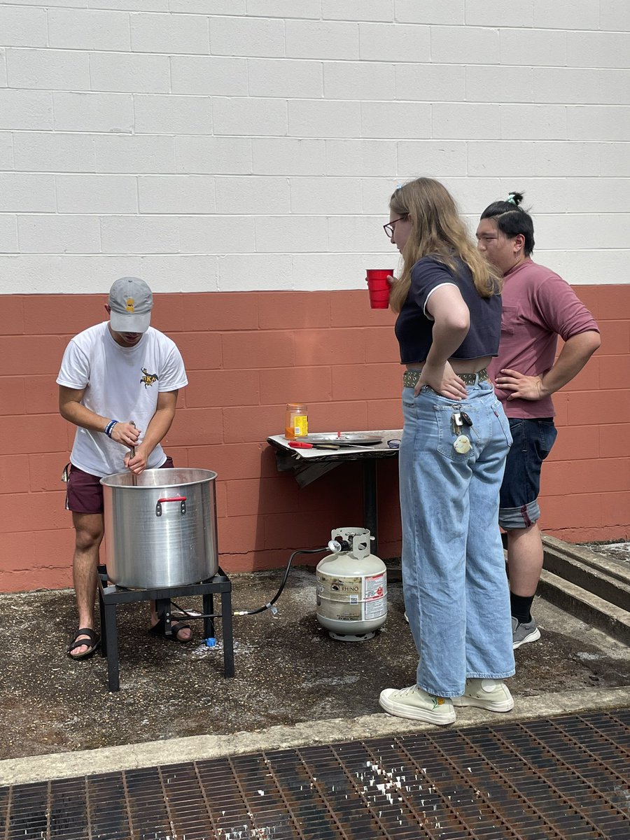OleMiss_MBELab's tweet image. The first annual #nanoREU crawfish boil! Completely student-pitched and led to bring everyone together for a great time but ALSO use the discarded shells for water filtration media research. #nanoengineering #sustainability 🦞🥔🍋 @olemissengineer @UnivMSResearch