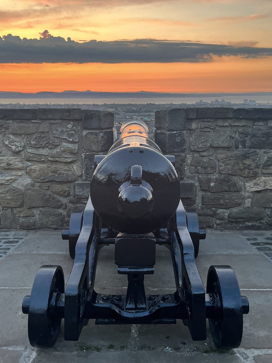 gabbyheffernan's tweet image. Wonderful closing party at #AIMConference2023, with access to @edinburghcastle after hours and the most incredible sunset views over #Edinburgh 😍
