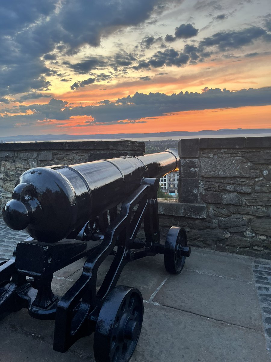 gabbyheffernan's tweet image. Wonderful closing party at #AIMConference2023, with access to @edinburghcastle after hours and the most incredible sunset views over #Edinburgh 😍