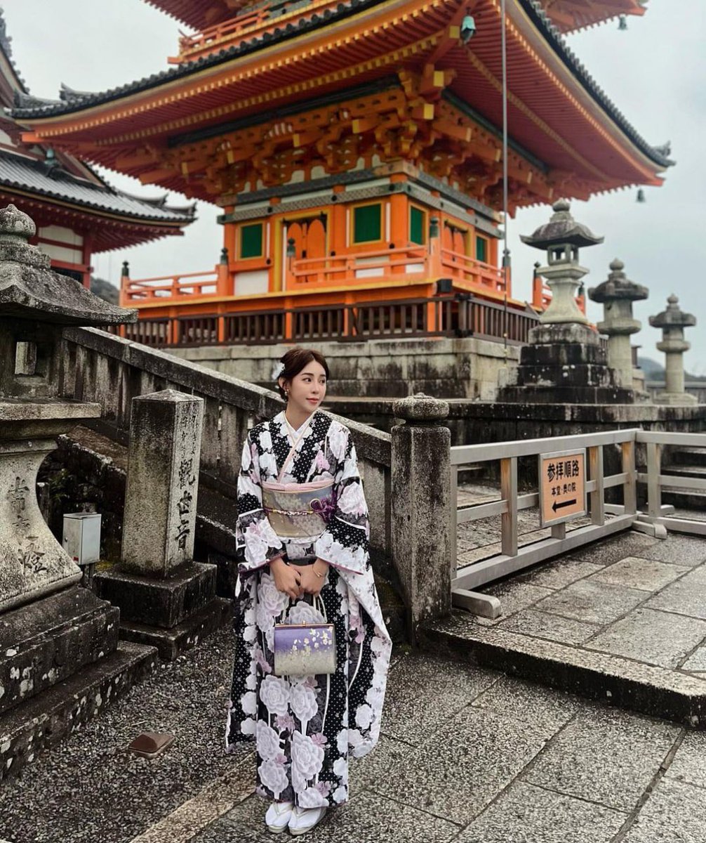 PangBelleTH's tweet photo. Kiyomizu Temple : Kyoto Japan 🇯🇵
It is another famous temple in Japan. I really like the kimono. I rented a costume to visit this temple. 👘This temple has a history of more than 1,200 years. beautiful buildings and don't forget to make a wish.
#Kiyomusu  #kyoto  #Temple 
#Japan https://t.co/Ea9XSmcgnV