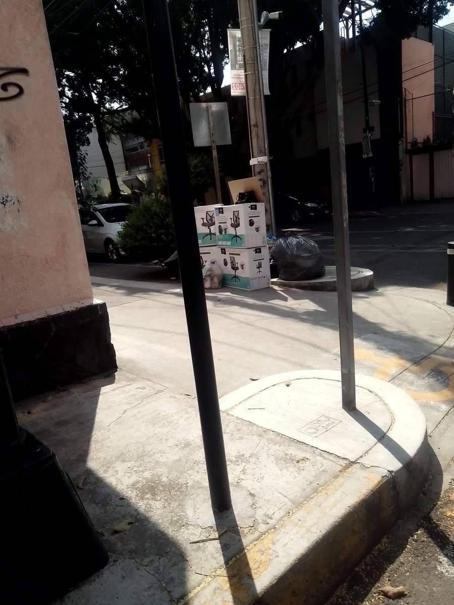Haciendo un recorrido por <a href="/ccampnap17/">Ampliación Nápoles</a>  sigue el tiradero clandestino de Winsconsin y Georgia Ahora hasta con cajas de sillones que mal <a href="/PatriciaAlfaro/">Patricia Alfaro M</a>  <a href="/BJAlcaldia/">Alcaldía de Benito Juárez</a>  <a href="/AccionesBJ/">Acciones BJ</a>  <a href="/LaNapolesCdMx/">La Nápoles CdMx</a>