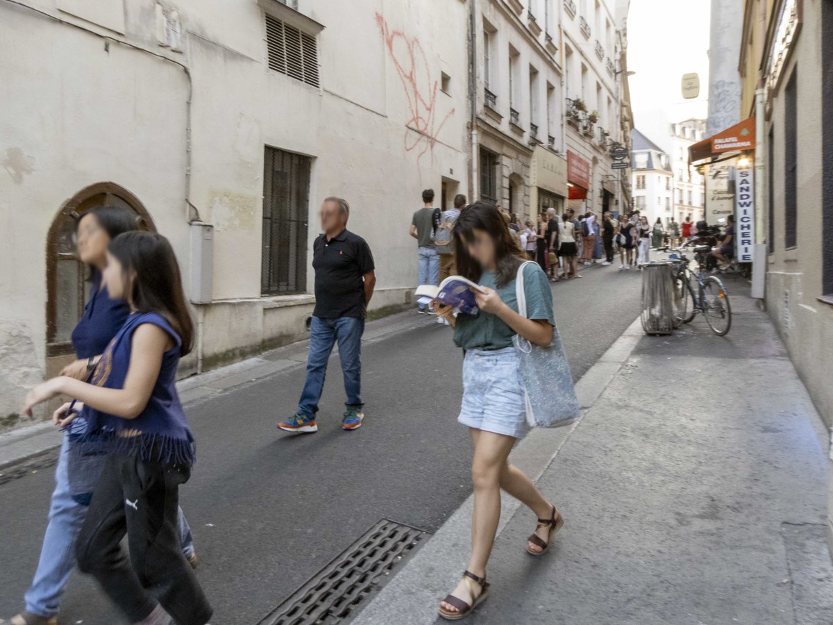 The #French #LikeToRead

A woman reads a book while walking down the street.