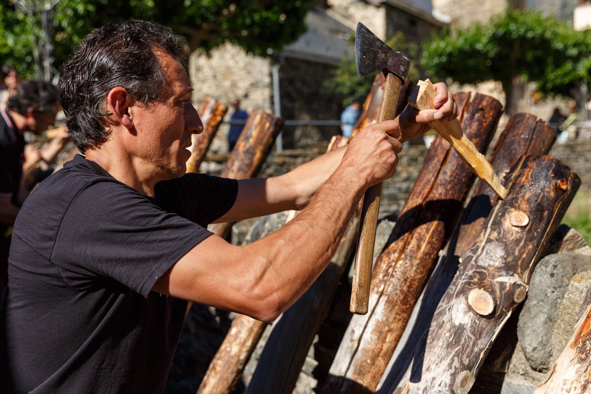 Aquest cap d setmana estarem preparant la Falla Major, i deixant la plaça a punt x rebre-us a tots 🤗🤗
Som de Foc i Ferro 🔥⚒️
#fallesalins #fallesalins2023 #viscalins #alins #botanal #santquirc #vallferrera #fallaires #ancestral #tradició #cultura #catalunya #sentimentfallaire