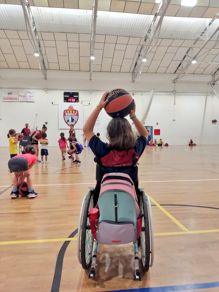 Últim dia d'entrenament de la temporada 🥰
Qui ens ho havia de dir que trobaríem gent amb empenta per muntar de zero un equip de bàsquet on la ratolina hi pogués jugar...
<a href="/IInclusiu/">Invencibles Futbol Inclusiu</a> 💖