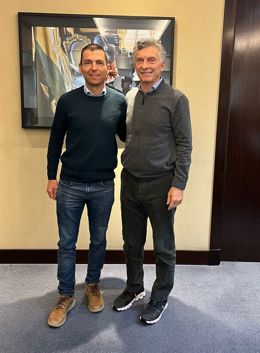 Hoy tuve el Honor de conocer al Presidente @mauriciomacri Compartimos la visión de trabajar para un país con oportunidades y crecimiento para todos.
Espero recibirlo pronto en Jesús María.
Gracias por compartirme su experiencia.