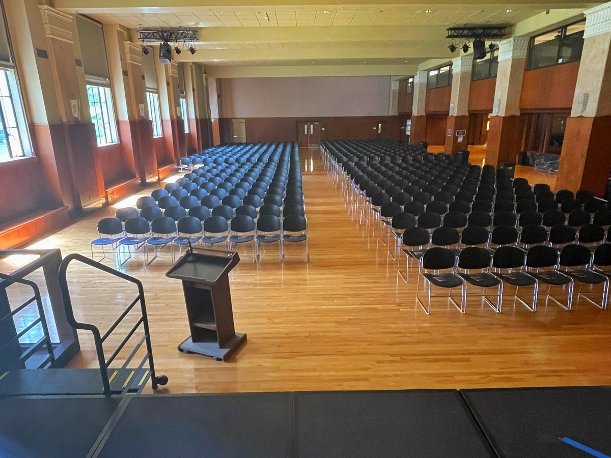 OSU_Education's tweet photo. 🦫🧡🎉🎓The calm before the fun. #OSUCoEdGrad #GoBeavs #oregonstate #peopeofCoEd https://t.co/BlQPdzN3Ju