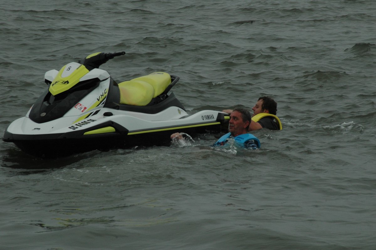 markdmotz's tweet photo. One minute you're riding high.
The next minute you're in the drink.
All a matter of balance, right?
#WaveRunners #CalibogueSound #H20WaterSports #PerilsofRidingDouble 
📷Nephew # 2 https://t.co/tZSMXDOard