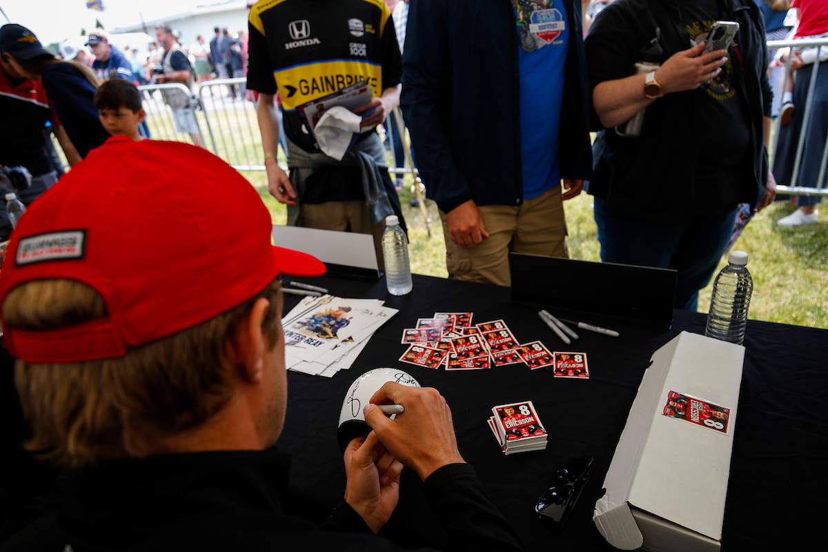 #INDYCAR | Cheesin' 😄
Our Honda-powered @IndyCar drivers got to meet some of the great Wisconsin fans earlier today during the autograph session! ✍️