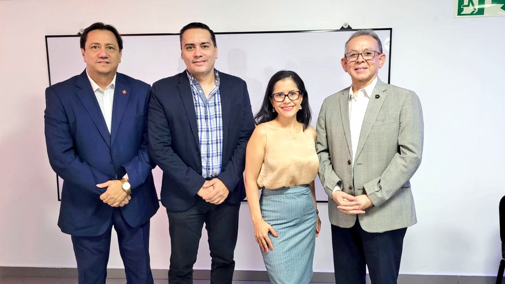 Aldoro's tweet photo. Hoy presentamos la primera plataforma de #podcast informativo del país. Felicidades jóvenes de las asignaturas Géneros Radiofónicos y Relaciones Públicas, a la lic @JessicaPavon por su dirección. Gracias por su acompañamiento amigos de los medios, #CPH y autoridades académicas. https://t.co/TRxBgdqDDY