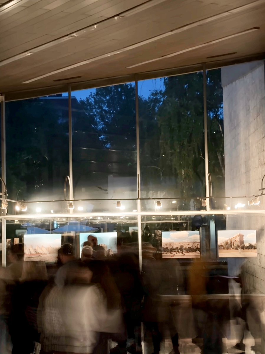 Evinnelig fornøyd med å ha åpnet egen fotoutstilling i Beograd!