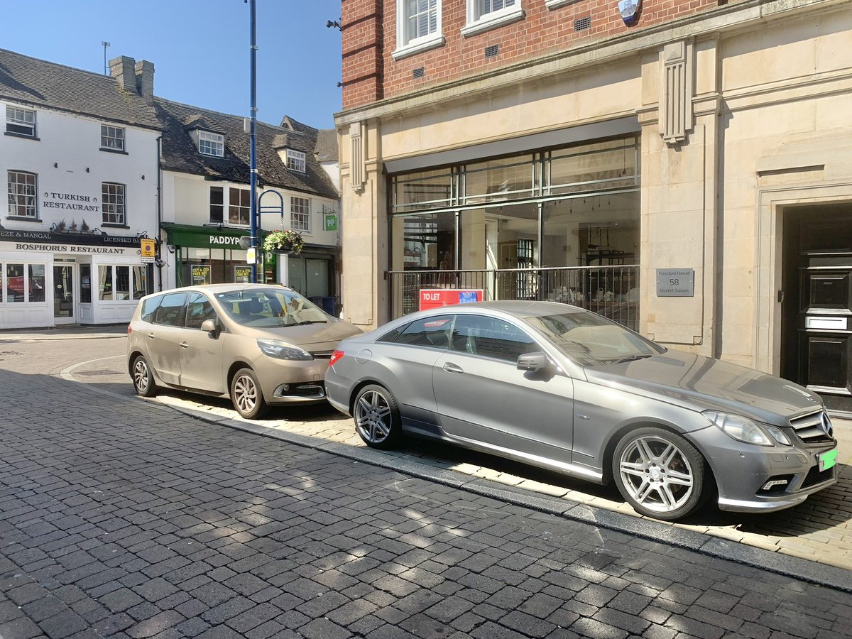 ☹️This pavement in #StNeots is often completely impassable for people
🚍Parking here can also obstruct a pinch point on the bus route
@StNeotsHour @Simone0192 @sladedesign @stneotscouncil