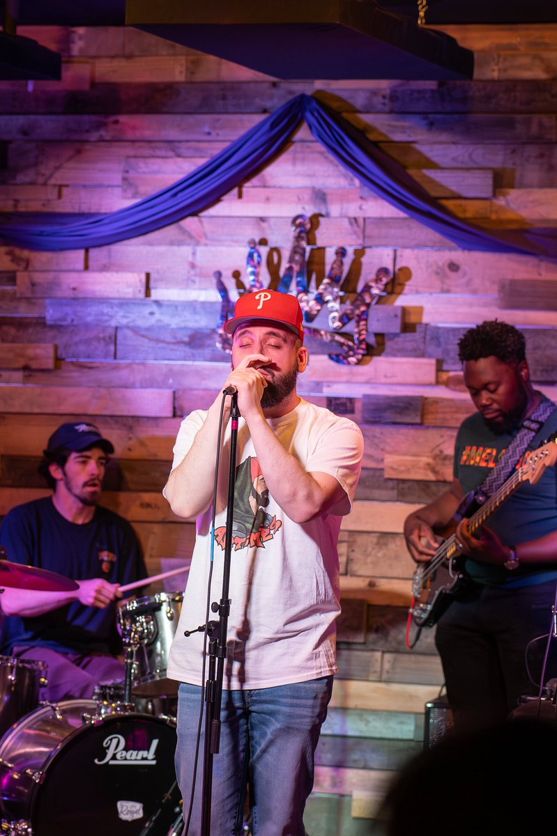 Little snapshot from #RepressedExpressionLive. More content from this special night coming soon!!
#consciousrap #jazzhiphop #hiphopartists #newhiphop #newrap #newmusiccomingsoon #livehiphop #concertlighting #livegigs #livemusicisbetter #livemusiccollective #livemusicvenue