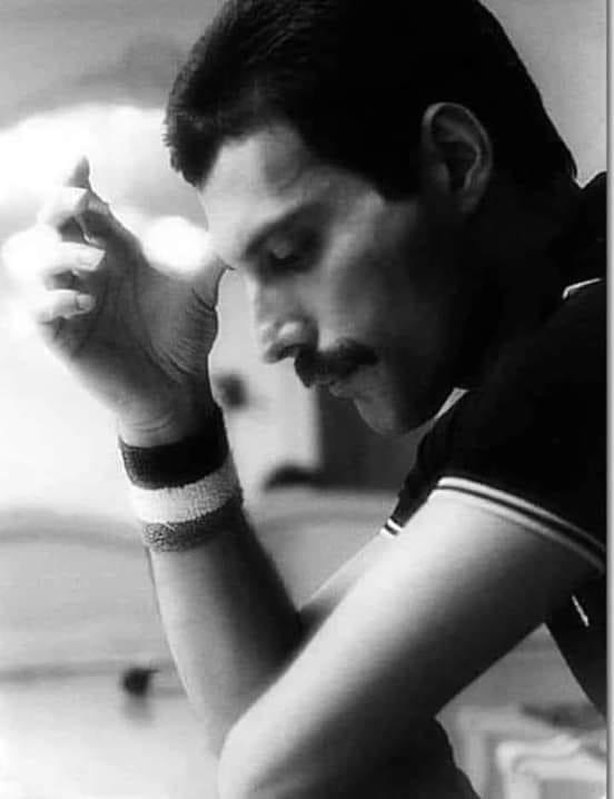 locuralamia's tweet photo. ¿POR QUÉ LA CANCION SE LLAMA BOHEMIAN RHAPSODY?...

¿POR QUÉ DURA EXACTAMENTE 5 MINUTOS 55 SEGUNDOS ?... ¿DE QUÉ TRATA REALMENTE ESTA CANCIÓN?...¿POR QUÉ LA PELÍCULA DE QUEEN  SE ESTRENÓ EL 31 DE OCTUBRE?

La película se estrenó el 31 de octubre porque el single se escuchó https://t.co/9zZu7O25NY
