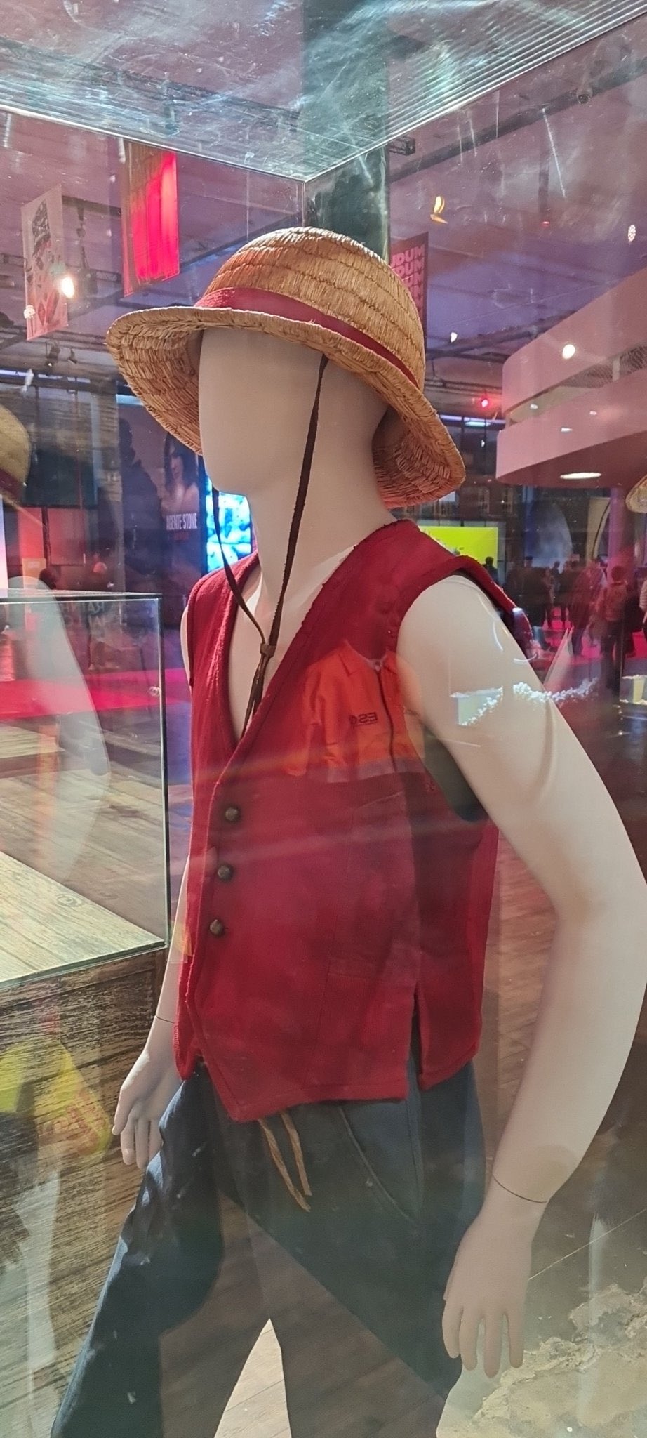 DiscussingFilm on X: First look at Luffy's costume in Netflix's