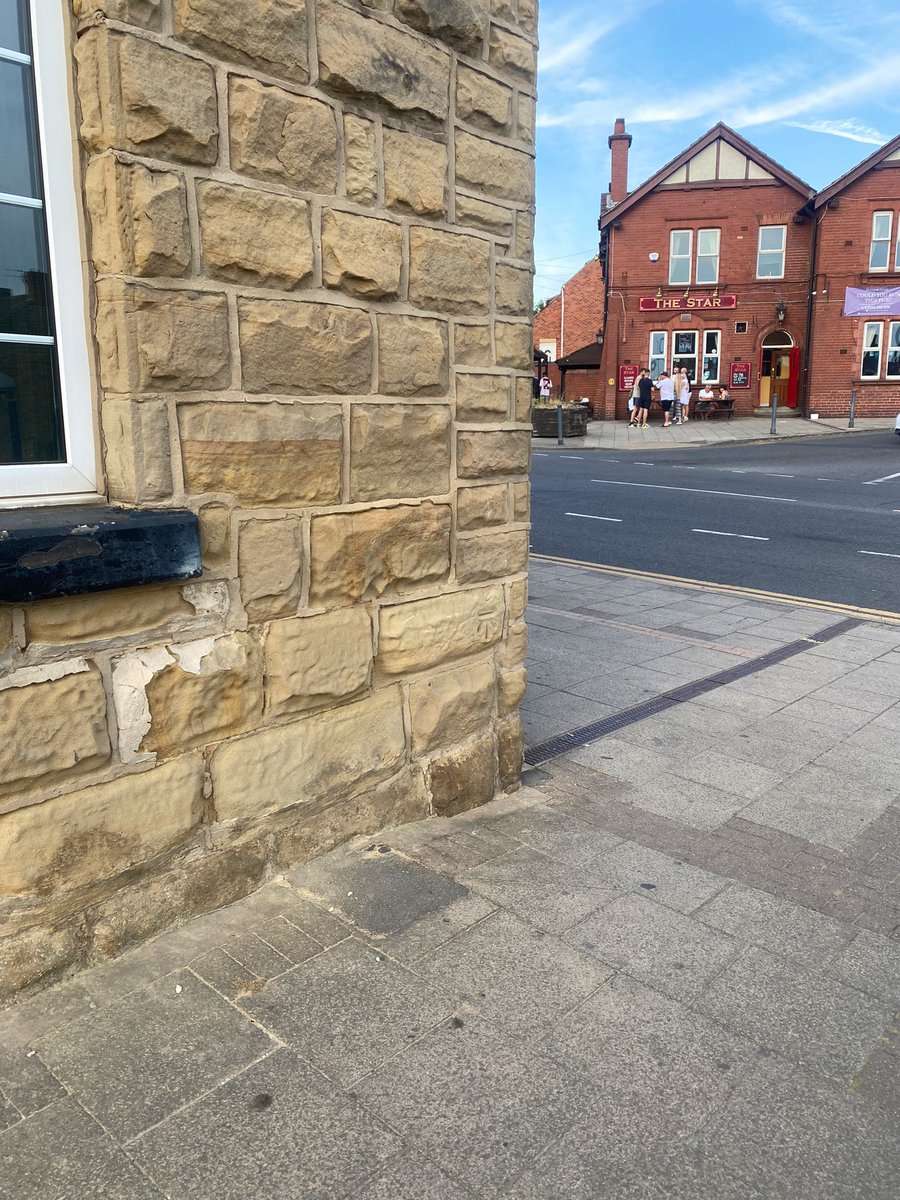 HellingtonBoots's tweet image. A surprise bonus from my evening out… an OS #BenchMark #CutMark, right on the side of the bar! 🙌🏼😁
#Cudworth @bmdorguk #LegsAndLaces